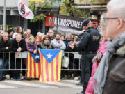 Una cinquantena de persones es concentren a l’Hospitalet amb motiu de la visita del rei Felip VI