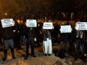 Tensió a la concentració de suport als immigrants desallotjats que continuen a Badalona