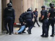 VÍDEO | Desnonen set famílies al Raval per un suposat risc estructural: veïns parlen d’excusa per fer fora llogaters