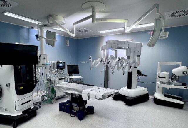 hospital_universitario_rey_juan_Carlos_robot_da_vinci.jpg