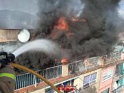 Dues persones ateses en un incendi a l’àtic d’un edifici de set plantes de Premià de Mar
