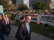 Protesta a les portes del MWC contra la vulneració dels drets humans i els “genocidis” vinculats al model tecnològic