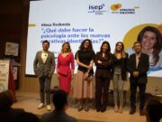 Els adolescents creixen sota la pressió dels likes, els filtres i la IA