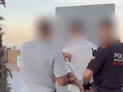 VÍDEO | “Els seguien fins al portal i els ruixaven amb gas pebre”: detinguts dos homes a Sant Boi per robatoris violents