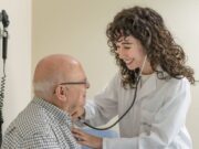 La geriatria aposta per un model de cures més especialitzat i centrat en la persona