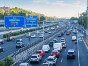 Nous vehicles a la UE hauran d’incorporar advertències de distracció del conductor segons TÜV SÜD